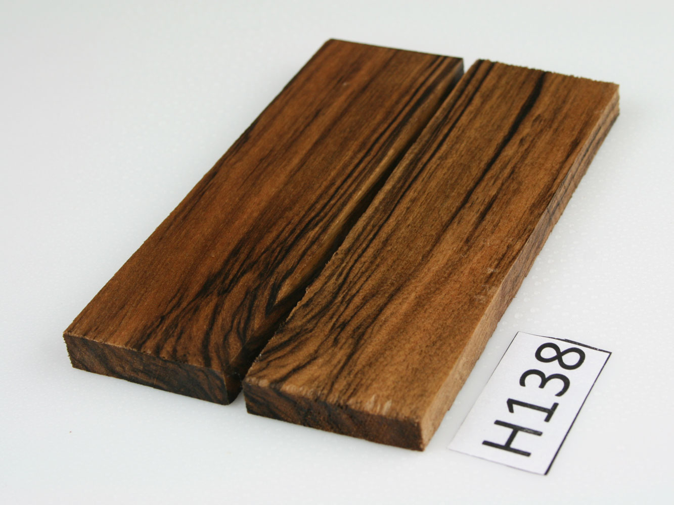 H138 - Messergriffschalen