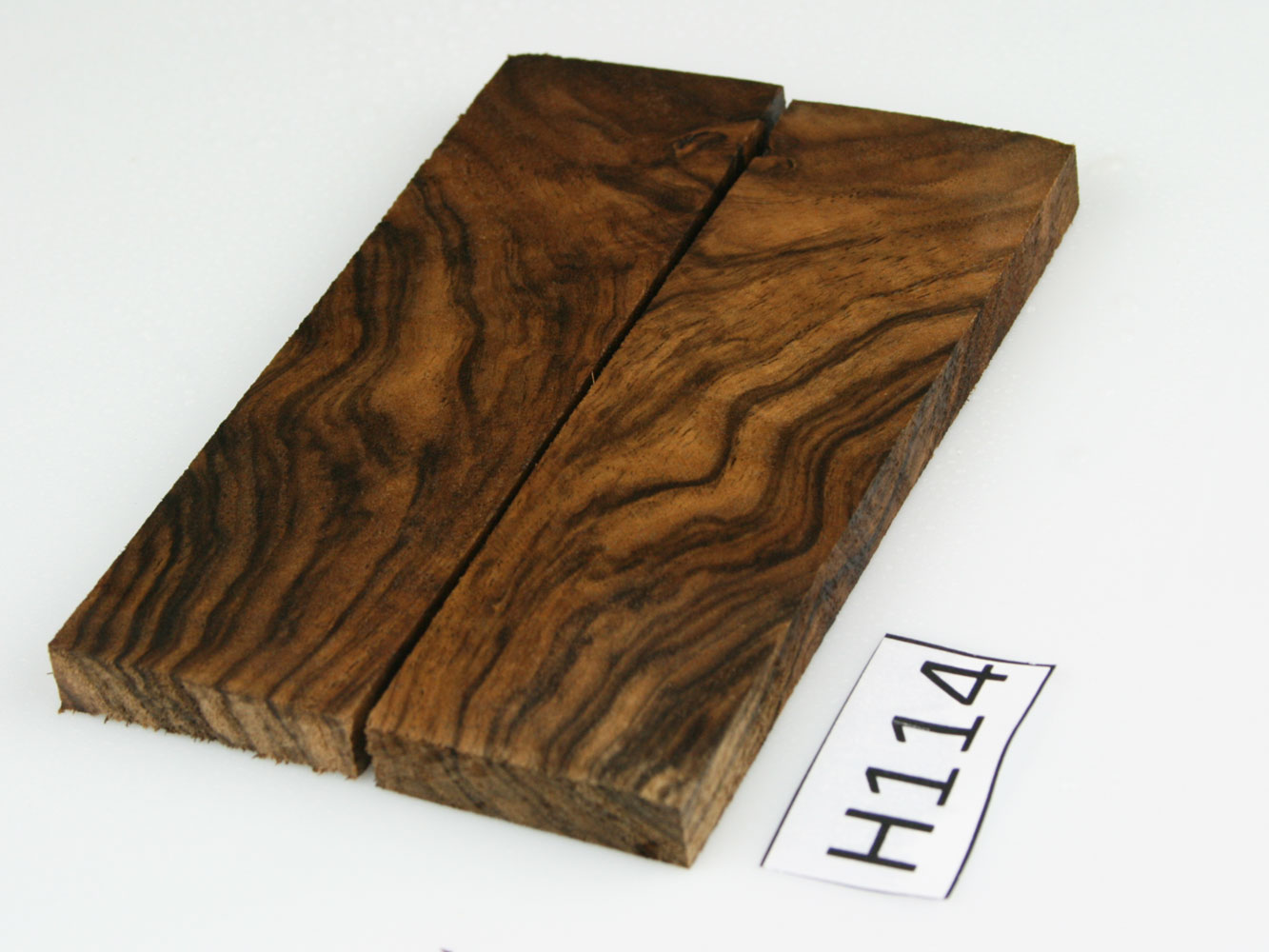 H114 - Messergriffschalen